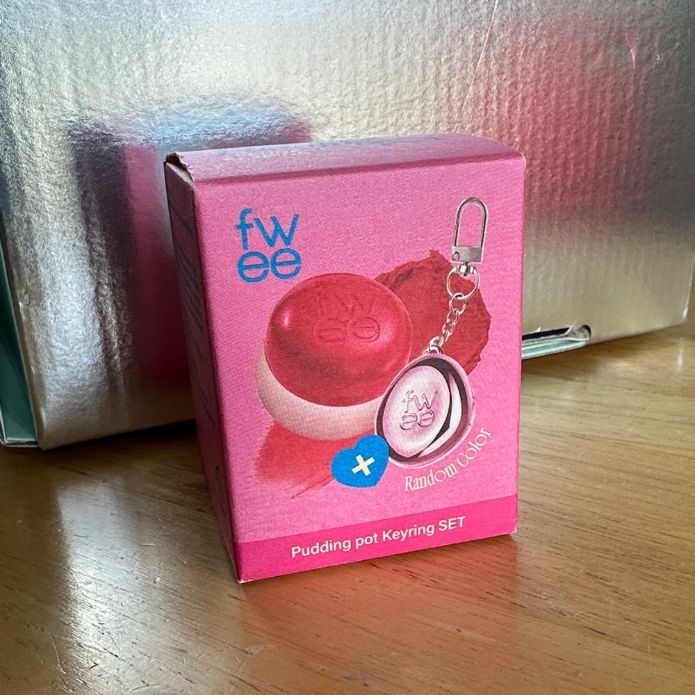 Sealed Never used -Pink Pudding Pot Keyring Set